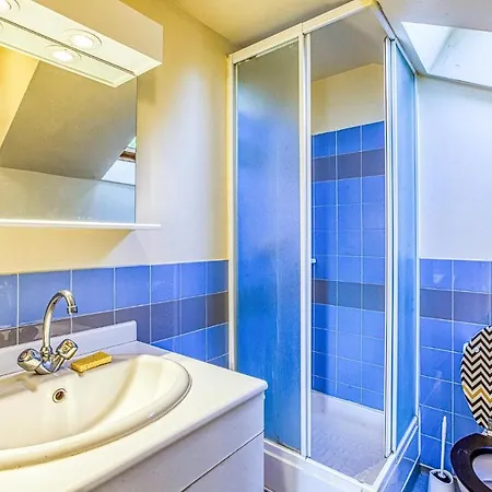 4 Bedroom Stunning In D Mandailles Holiday home Castelnau-de-Mandailles